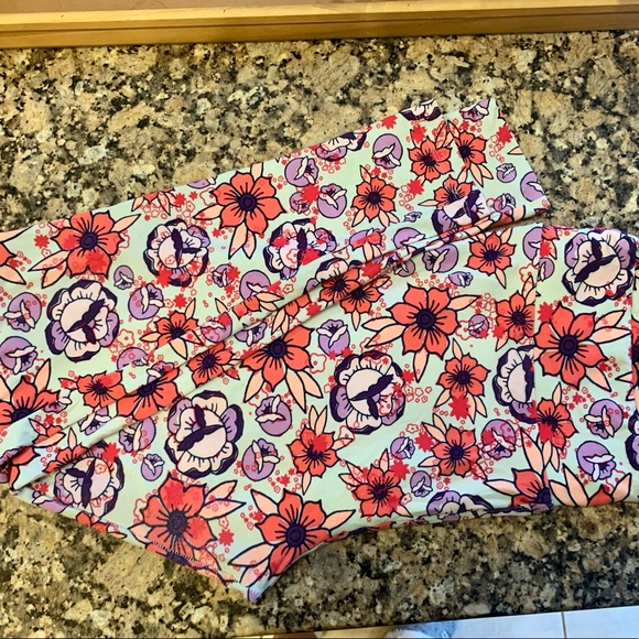 “Vintage” LuLaRoe Tall and Curvy (TC) Leggings - Picture 2 of 5